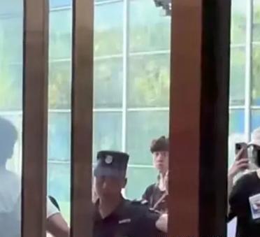 中国男篮去赛前热身，赵队是不是睡过头呢？

今天下午三点，中国男篮离开下榻的杭州