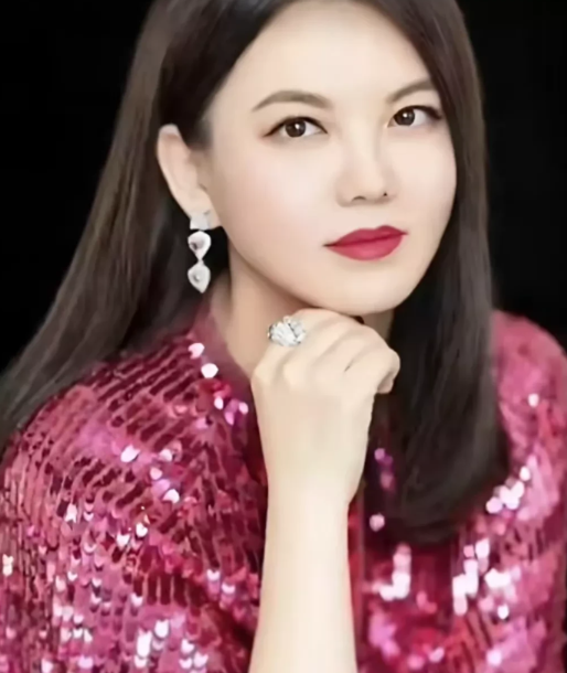 李湘为何如此富有，早期当主持人收入有限，后进电视台任管理层，薪资也属于普通高管水平
