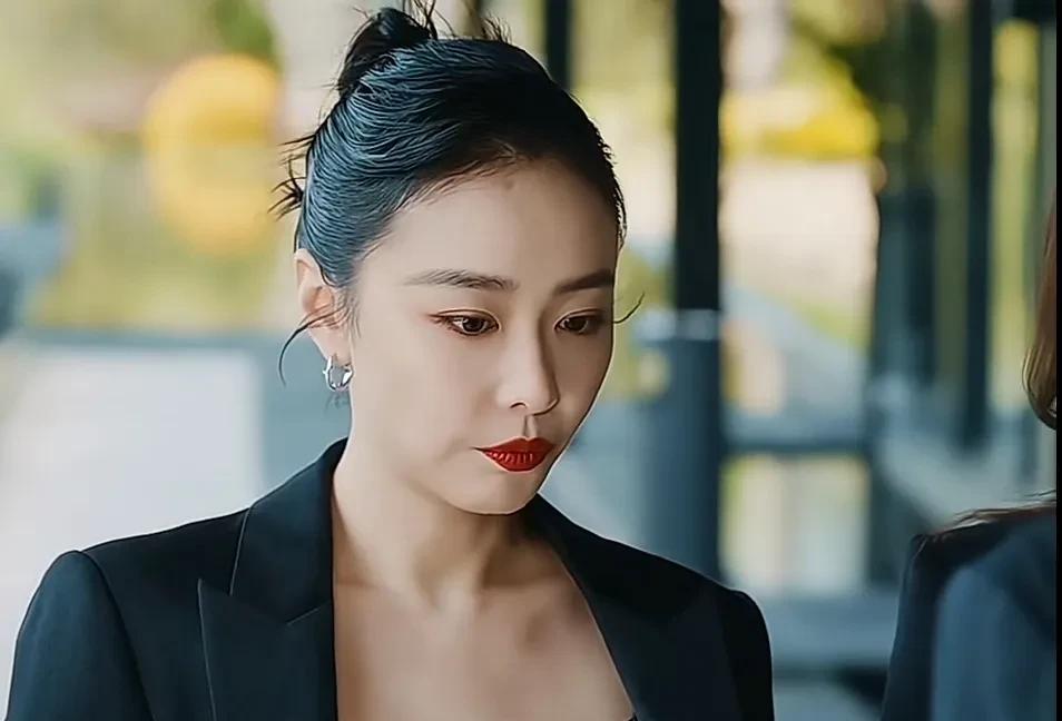 高叶这次造型红唇确实抢眼，不过角色反差太大，演娇羞大女人真不容易。她平时气场两米