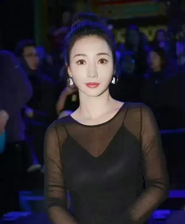 柳岩穿这身衣服真是成熟妩媚烈焰红唇，乌黑秀发，再加上微微露出的事业线，性感极了