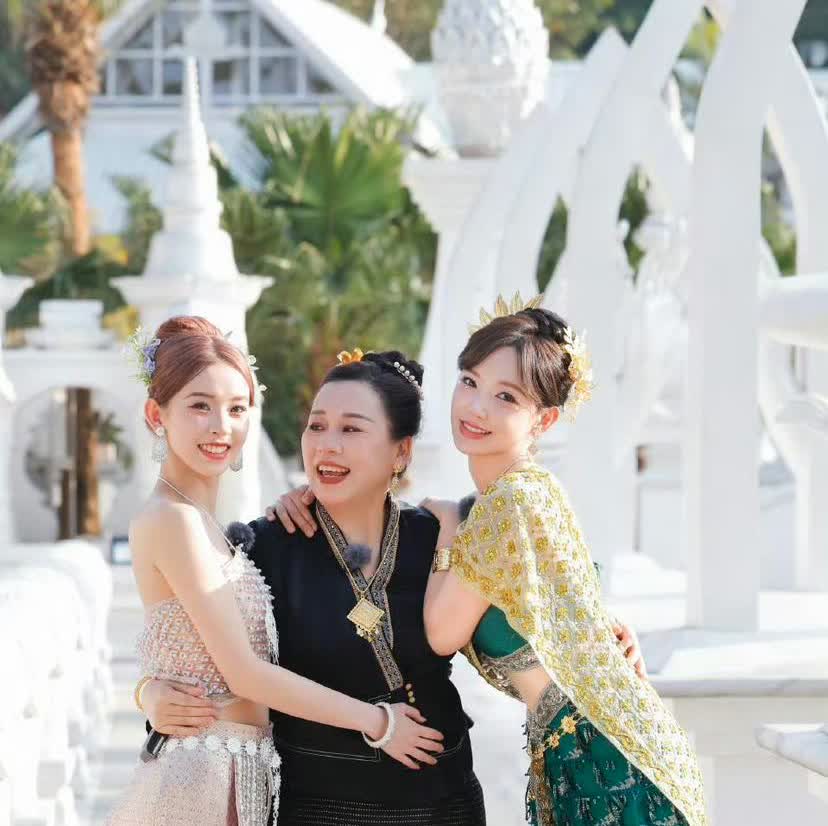 程潇带妈妈妹妹上综艺，不知道为啥，总感觉她妈妈和妹妹更亲一些
肢体语言骗不了人