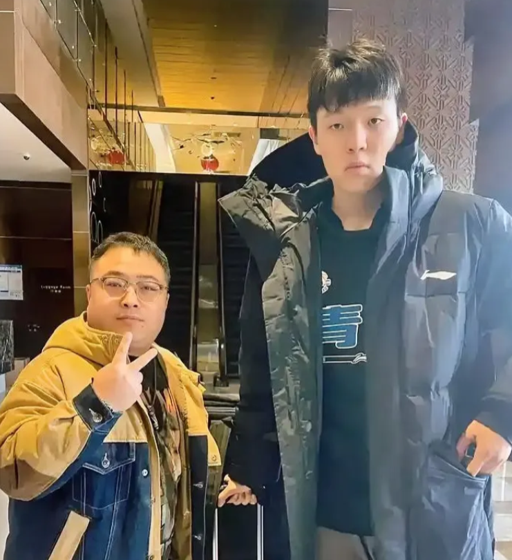 杨瀚森为什么能被开拓者选中？

有人疑惑，当然我也疑惑？
我特地去查了一下，
