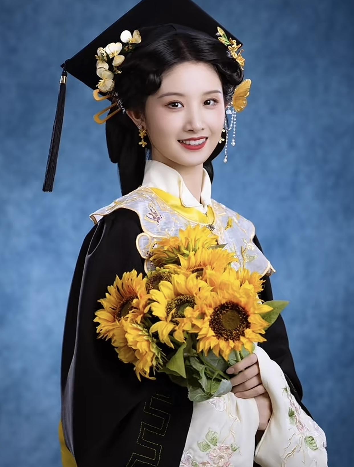 这才是中国人自己的学士服该有的样子！
学士服从九十年代末期在国内高校普及，几十年