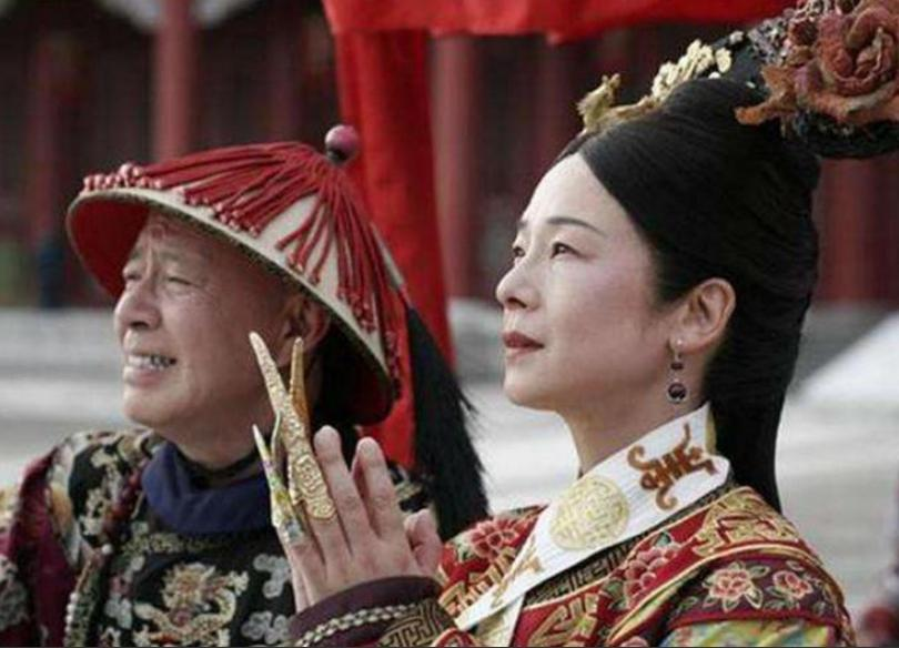 1861年，27岁的慈禧守寡。
有一天，她传召琴师张春圃来宫里演奏，看着俊朗美貌