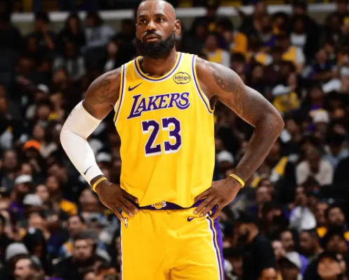 勒布朗-詹姆斯整场比赛的表现为湖人注入了动力，詹姆斯的掩护质量很好，比赛末段进球