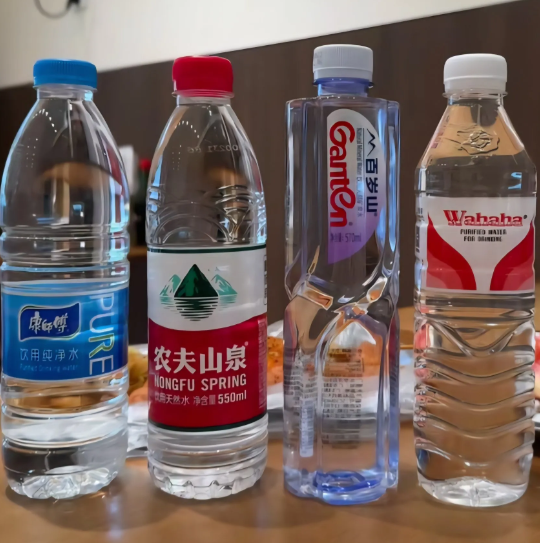  有人说这百岁山就给人一种 ,大家都是一米七的普通人 ,就他一个人1米83 ,高冷男神的感觉