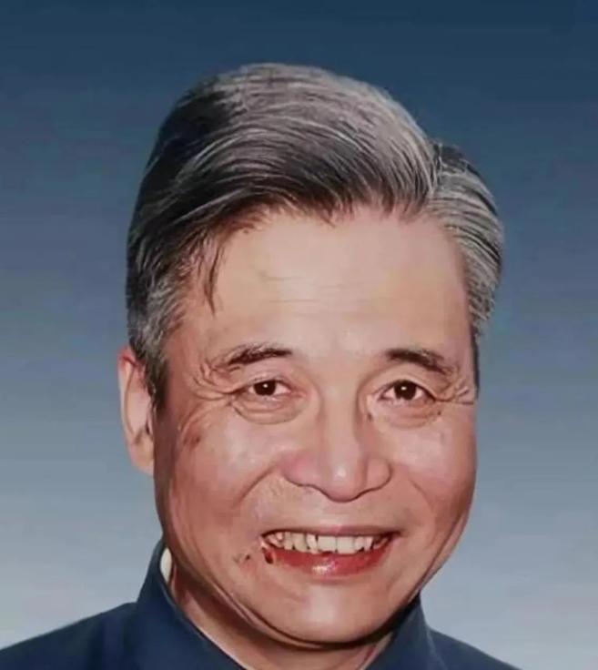 很多人都看过邓稼先院士的这张照片，但谁又注意到他嘴角残留未擦干的血迹，当时的他虽