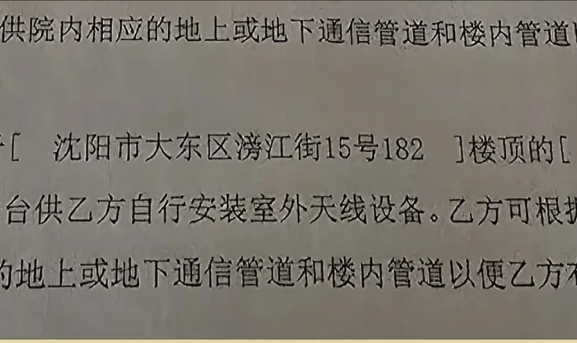 沈阳王女士最近真是气炸了！自家是顶楼，房顶漏水了，她请工人去修防水。结果工人一上