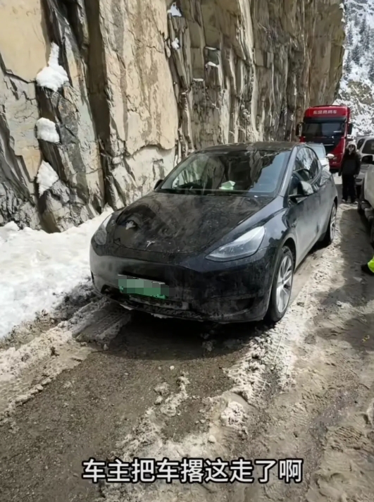 特斯拉国道停车导致堵车3小时，车主是太蠢而不是坏，有4件事可以确定！

第一、这