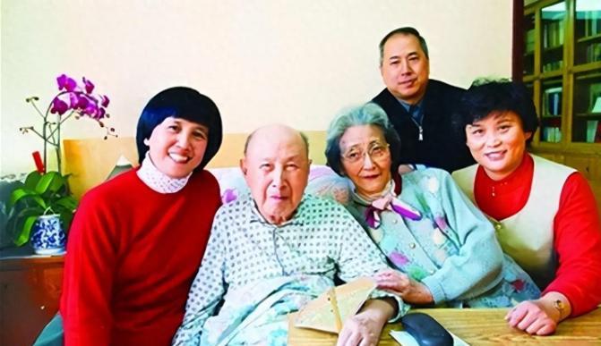 2008年，年迈的钱学森已然卧病在床，家人这天都陪在他的身边一同看电视，钱老心血