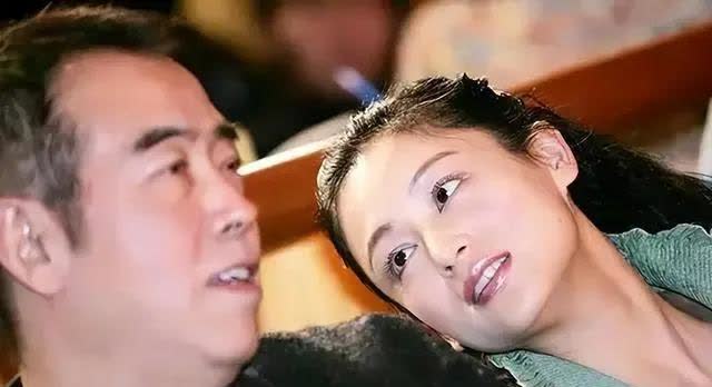 一次，陈凯歌带陈红去澳大利亚旅游，在商场挑衣服，服务员说了一句：“你老婆真漂亮”