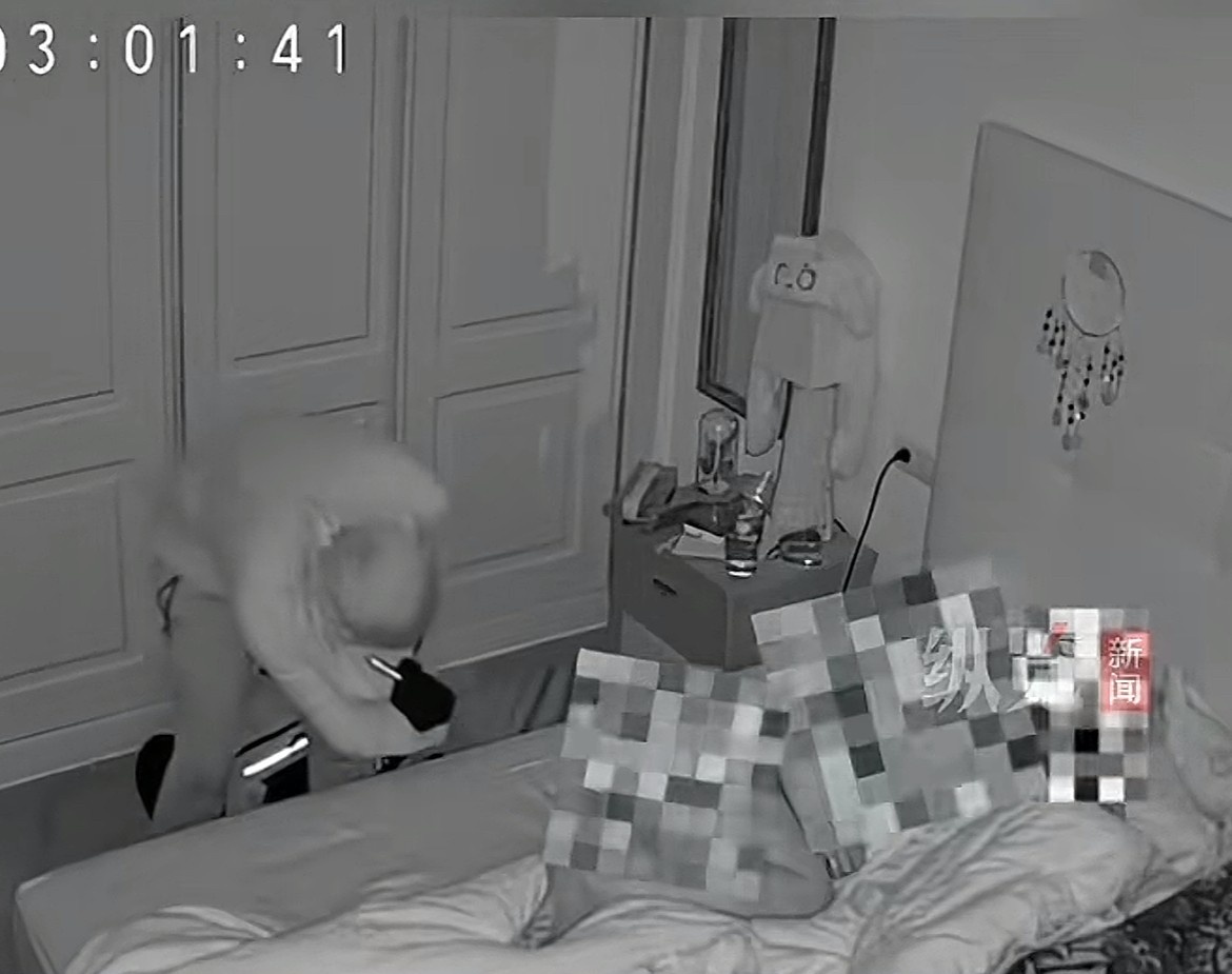7月22日，一名小偷多次进入房间，用灯光反复照看女性主人的身体。



一段视频