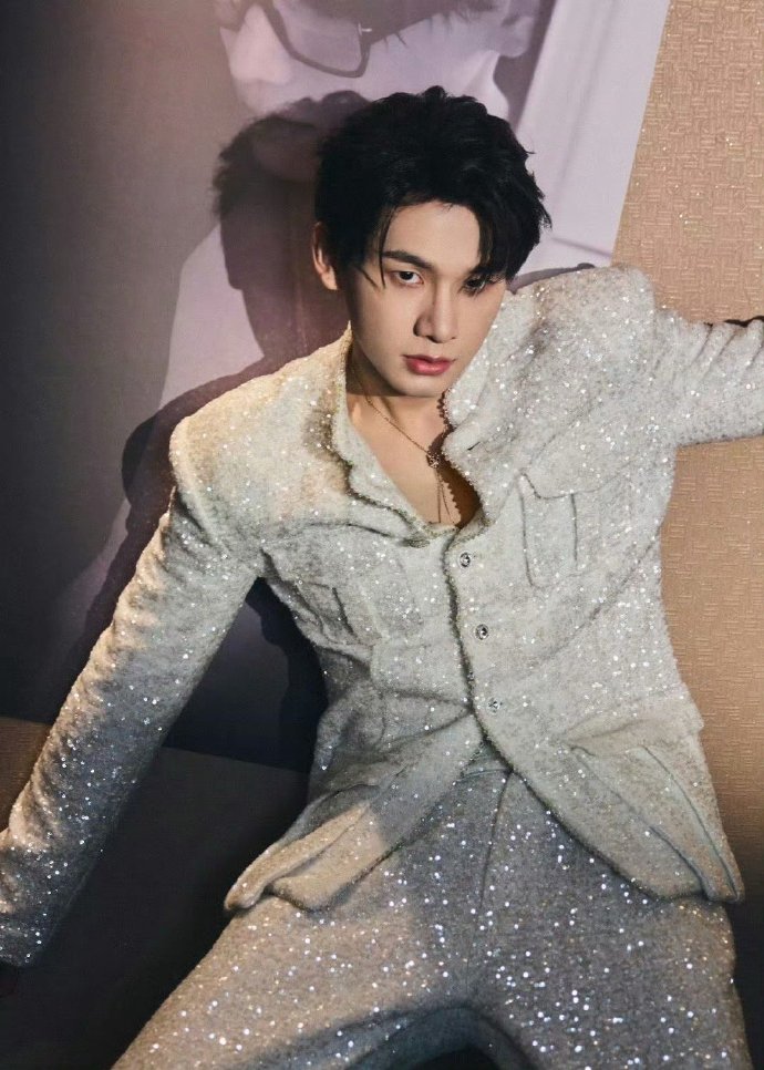 从四川的烟火气到央视的庄重，再到浙江的活力，姚琛在不同舞台切换自如。这份忙碌不是