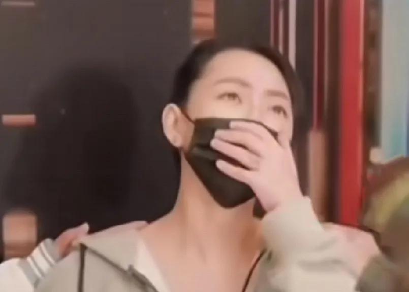 小s终于公开露面了
不过看她的情绪状态好像还是不太好
应该是还没有从悲伤中走出来