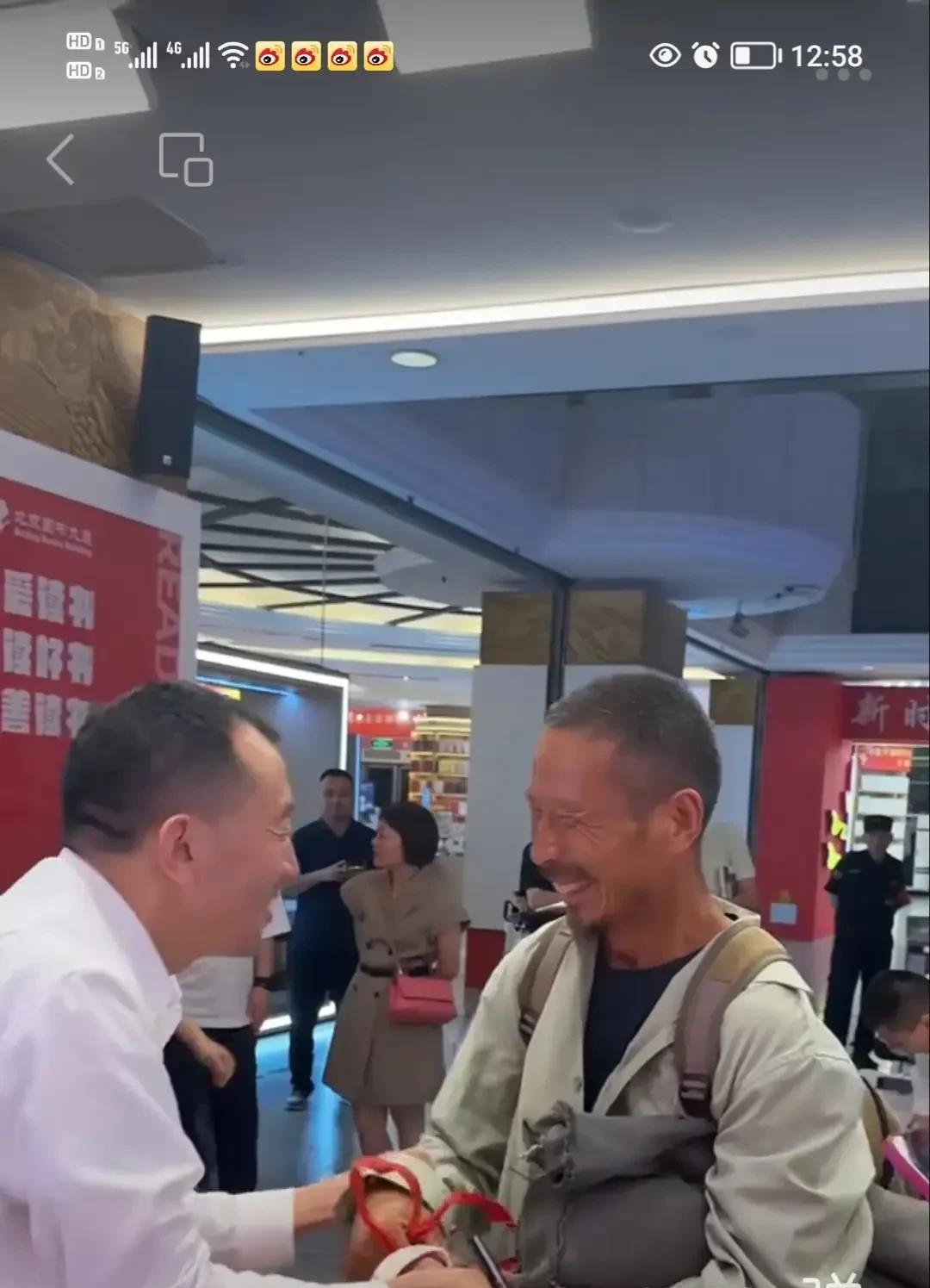 一位朴素的60岁农民来到陈行甲新书发布会，陈行甲特意留下电话号码，两人紧紧拥抱！