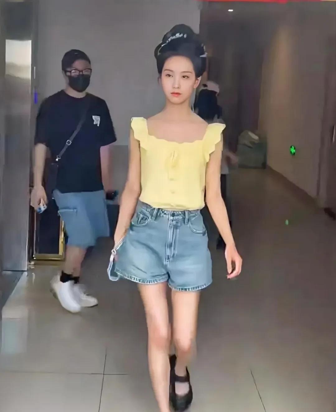 陈都灵的家里人都坐不住了，经常会给她分享增肥的食物，无不希望她能多长些肉。
但很