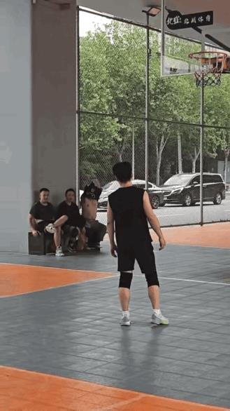 这兄弟拿着球跑三步，自我感觉还挺帅！这速度感觉“飞人”博尔特都赶不上。
不过说真
