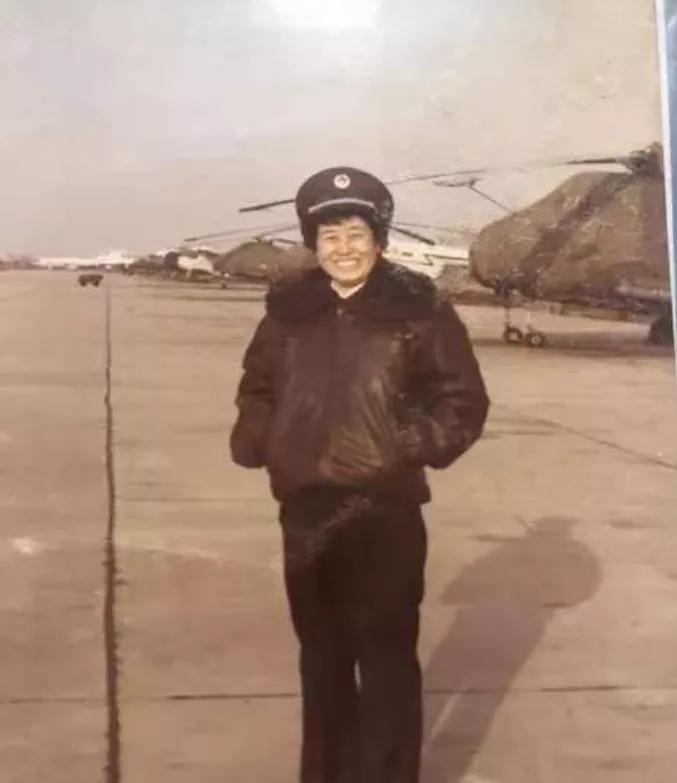 1964年，28岁女飞行员张连芳，将要执行绝密任务。她整理好装备，刚要上飞机，哪
