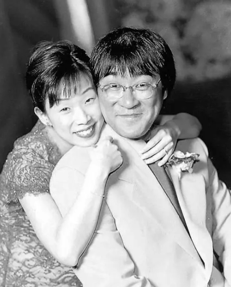 1994年，已婚已育的李宗盛疯狂爱上了比他小10岁的林忆莲。李宗盛丝毫不顾及妻子