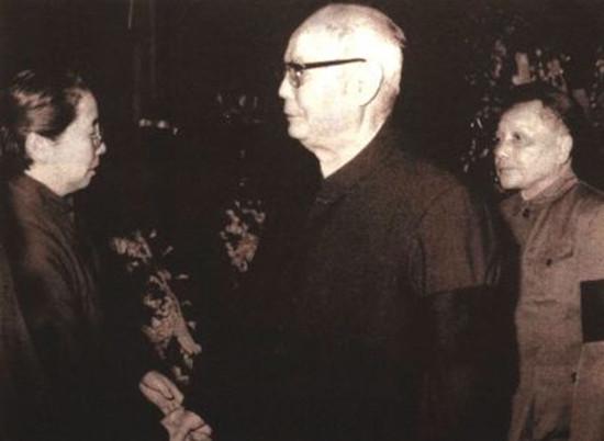 1978年12月底，在彭德怀的追悼会上，叶剑英元帅和邓小平，先后和彭德怀的遗孀浦