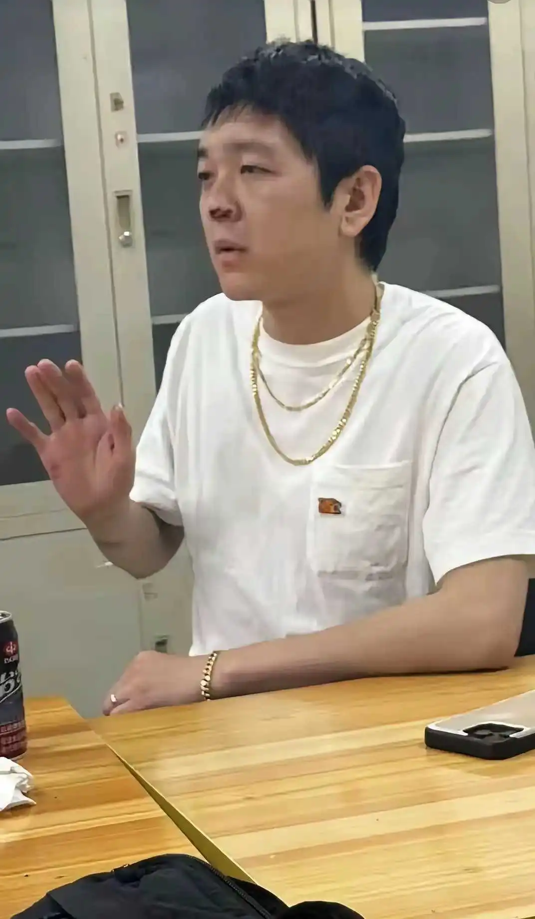 马思纯男朋友穿条睡裤，跑去喝酒的下场
