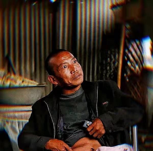 “你怎么把自己腿给锯掉了？”面对妻子的质疑，郑艳良满头大汗的回复“那我不是为了省