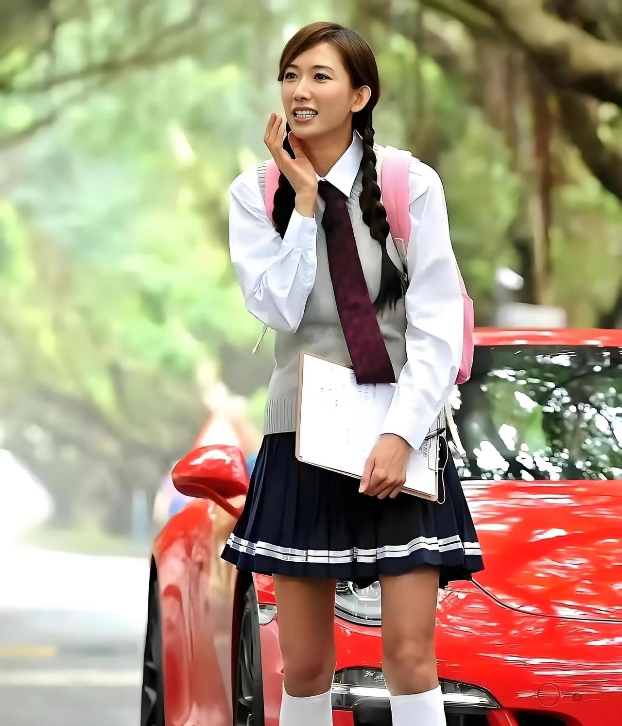 林志玲嫁到日本也入乡随俗了，50岁的她，尝试了日本女生最爱的校园风穿搭！
扎着两