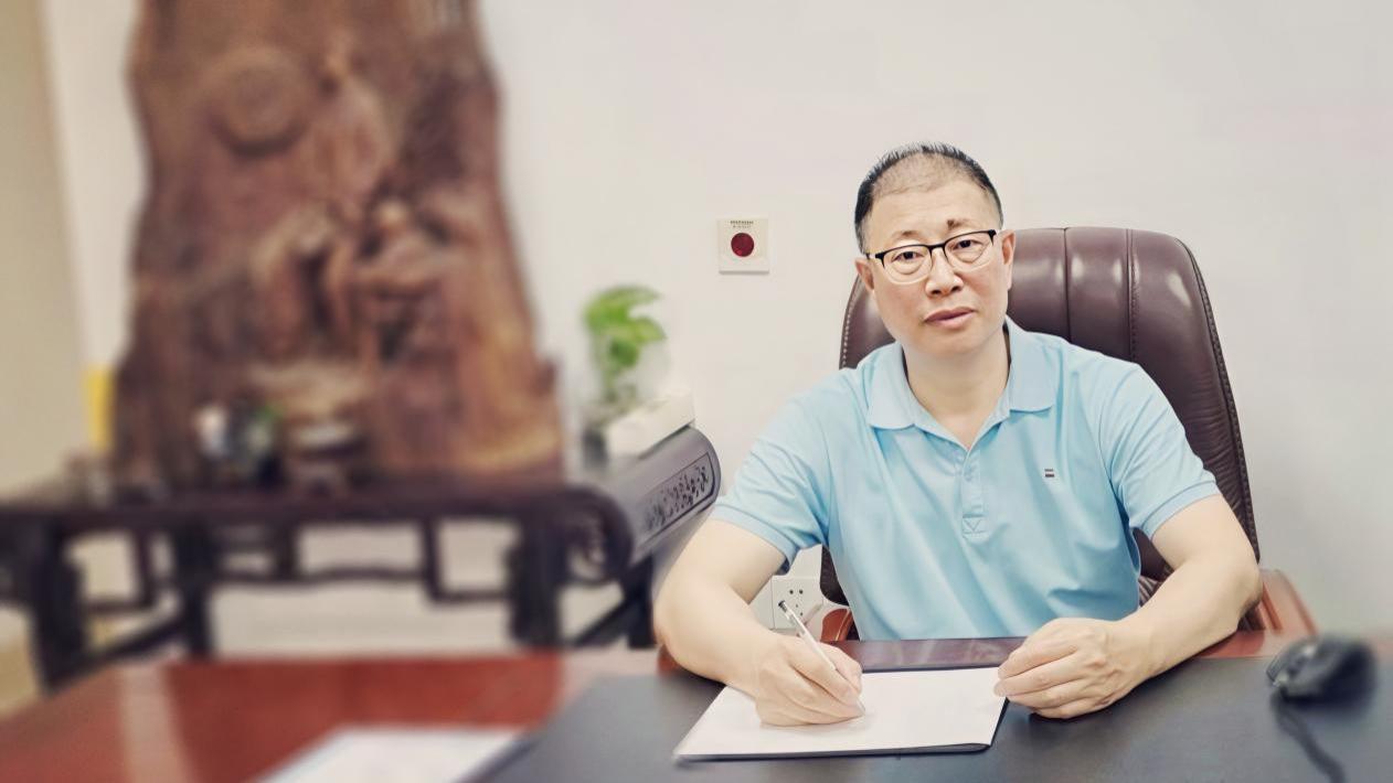 以专业守护正义，以文字温暖人间——记法律实务专家与文学创作者陈建新的跨界人