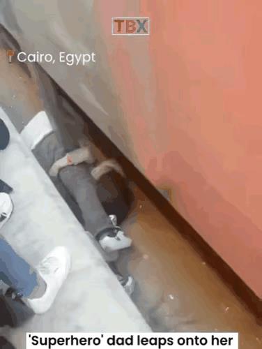 不惧呼啸而来的火车，父亲毫不犹豫，用身体掩护掉下铁轨的小姑娘。伟大的爱从来都是发
