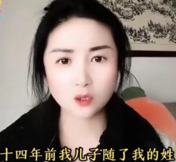 女子在网上吐槽，当初结婚生孩子后，让孩子跟了自己的姓，老公和公公都没有反对，不料