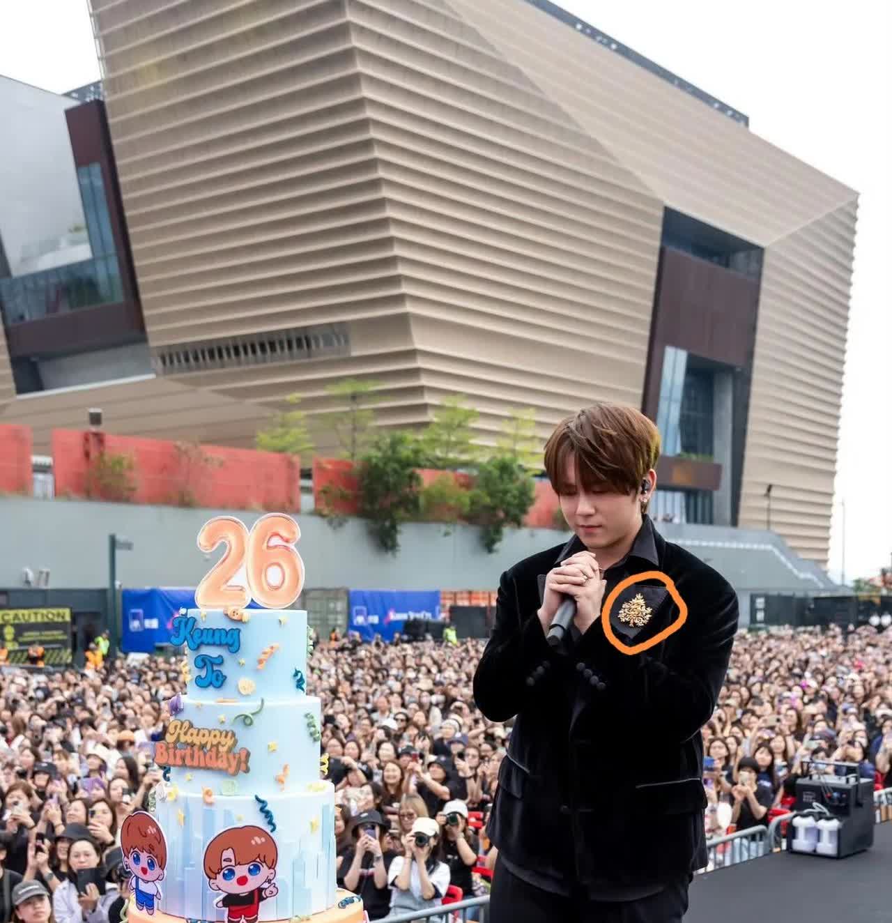 为什么谢霆锋的演唱会一票难求
却也只是开到27号
原来是因为
姜涛要过生日