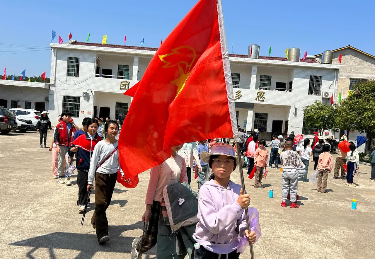 双峰县杏子铺镇：村校联动开展“清捡垃圾 美化环境”志愿服务活动
3月21日，双
