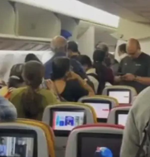 #印度航空一航班出现引擎故障#【印度航空一航班出现引擎故障 乘客被迫下机】当地时