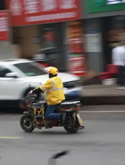 某个城市，突发的恶劣天气瞬间狂风大作。

一外卖小哥急匆匆的冲进店里，接过了店家