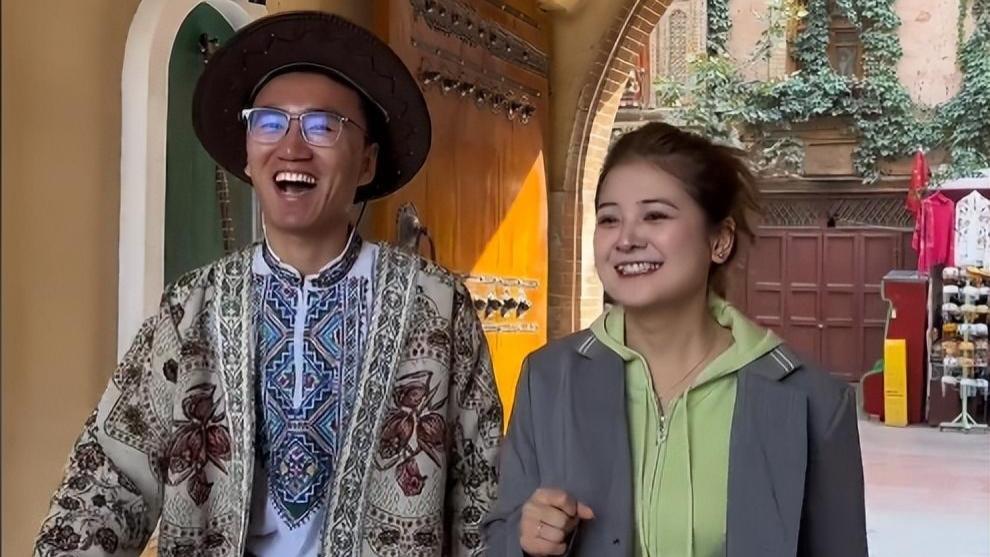 马志梅猛烈追求穆萨，穆萨反应却略显被动，与蜡笔燕相处时差距大