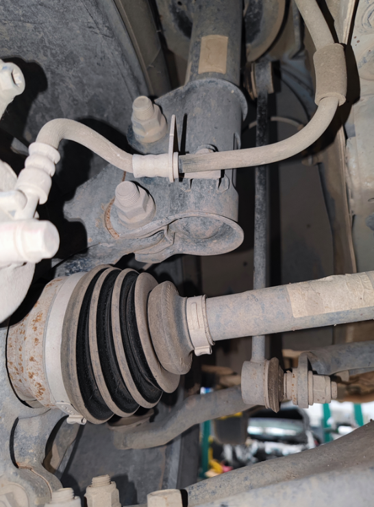 长安二代CS55 plus尊贵版，生锈了
今天保养，底盘生锈的地方还是有多，两年