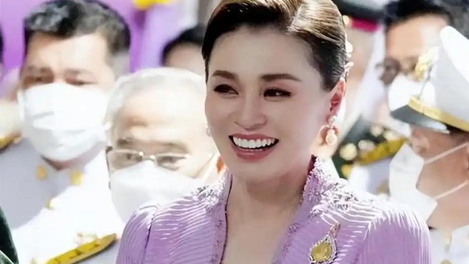 苏提达的聪慧：穿鞋展露细白小脚，泰王见了也动容，诗妮娜输了
