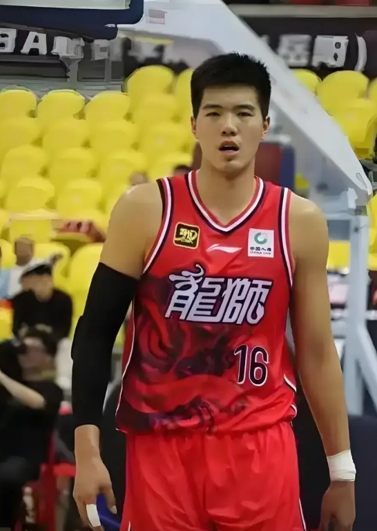 宏远重金换来焦泊乔却面临三大风险！
1.身体风险
焦泊乔不到24岁，年纪轻轻却容