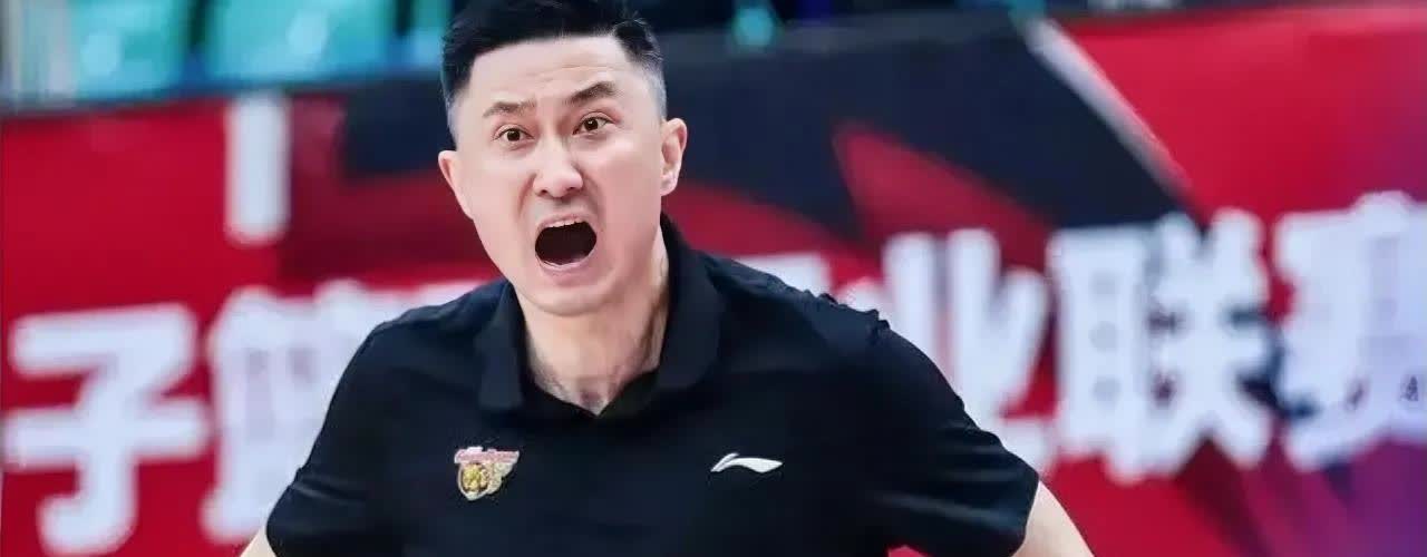 杜峰下课导火线！
1、长期在场上对球员们口吐芬芳，球迷还是一直维护，现在球迷真