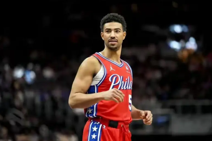 现在快船怎么通过交易破局
个人认为球队现在一个个都拿球不能攻，而且没有空间属性。