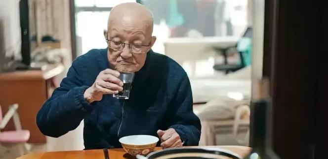2024年，98岁南京图书馆“扫地僧”沈燮（xie）元：每天早上7点乘公交车去南