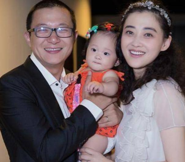 2012年，梅婷害羞地对秦昊说：我喜欢上了剧组的摄影师，你能帮我问问他愿不愿意娶
