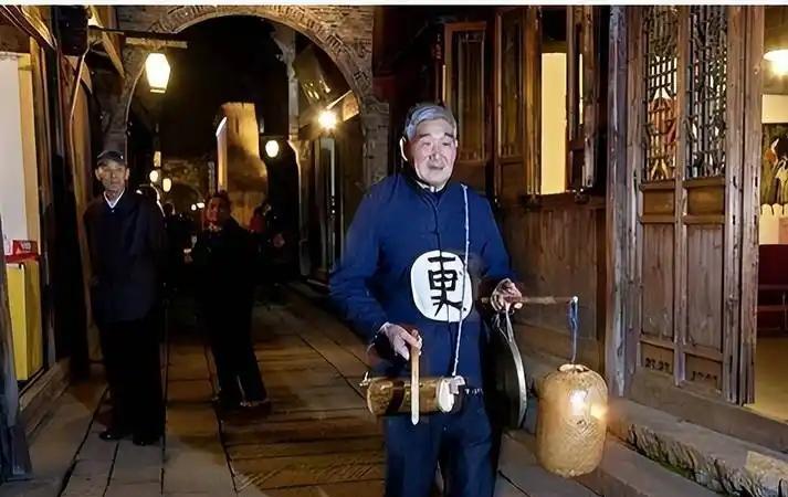 古代没有闹钟，人们是如何准时起床的？
在现代社会，闹钟成了我们生活中不可或缺的工