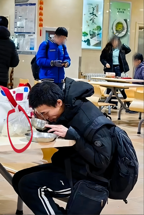 我当医生的姑妈说，
韦东奕是得了一种病，
不是牙周炎，也不是营养不良，
而是得了
