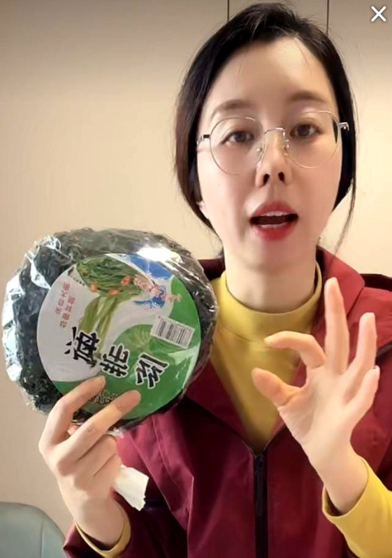 田静过节一直没有发作品，今天上班第一天，居然出来直播了！
田静对着镜头解释，因为