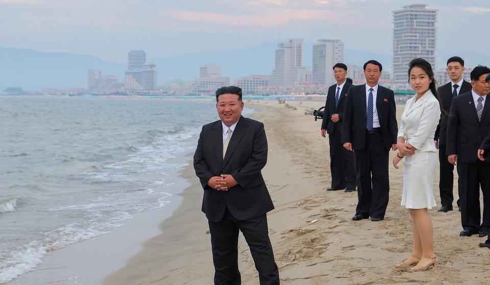 据朝中社报道，可容纳约两万名游客的朝鲜大型海滨度假村——元山葛麻海岸旅游区竣工，