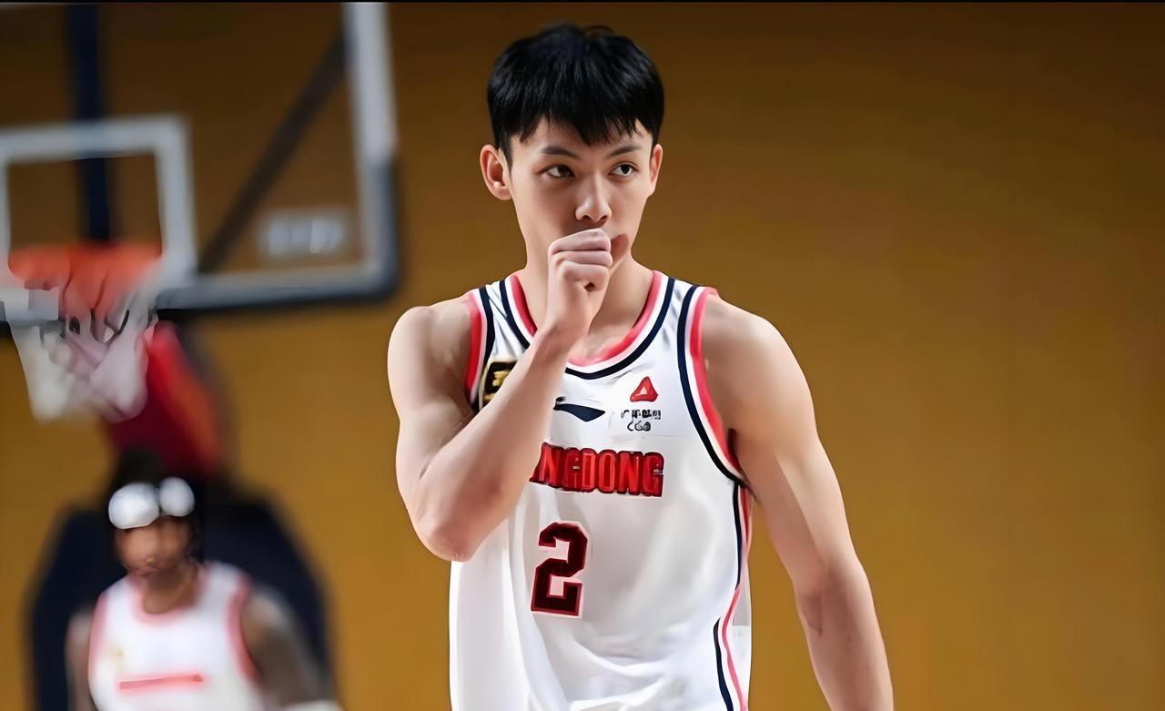 徐杰雨过天晴！
中国男篮近期几场热身赛中，徐杰竟然连12大名单都进不去！不少球迷