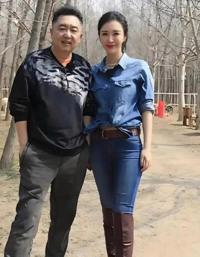 田朴珺真是太迷人了，和于谦的合影看起来简直完美无瑕。身材高挑，气质超群，仿佛就是