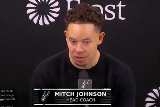 NBA常规赛，马刺126-119击败灰熊。
赛后马刺主帅米奇-约翰逊接受了记者采