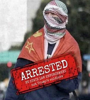 美国一男子袭警被抓





---





那天在洛杉矶街头，有个哥们披着苏